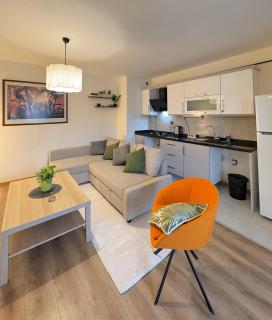 10 Mins to Takism - Central New Modern Flat - 0