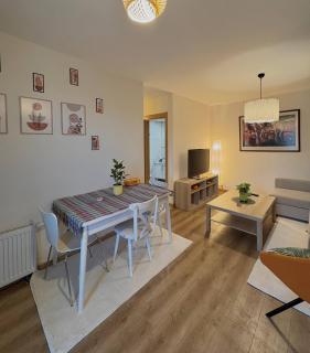 10 Mins to Takism - Central New Modern Flat - 1