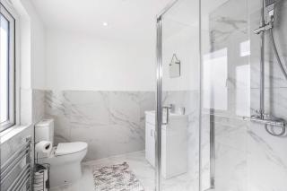 Large 6-Bed House - 5 Bathrooms w Free Parking by StaySejour - 8
