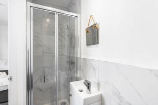 Large 6-Bed House - 5 Bathrooms w Free Parking by StaySejour - 1