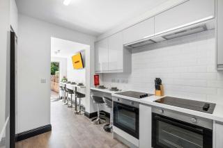 Large 6-Bed House - 5 Bathrooms w Free Parking by StaySejour - 0