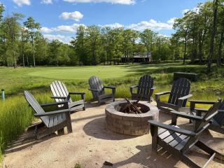 Discover Grateful Greens in McHenry: a golfers paradise with hot tub sauna and room for 16 - 9