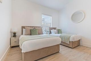 Beaconsfield Manor | Sleeps 7 | Free Parking - 9