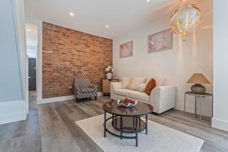Beaconsfield Manor | Sleeps 7 | Free Parking - 8