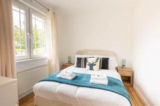 Comfortable & Fabulous Family Home with Garden - Pass the Keys - 3