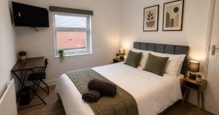 Contractor Workforce Accommodation - 5 Bedrooms Perfect For Work Crews & Groups, WiFi Smart TV's In All Rooms - Parking Sleeps 5-8 Guests - 0