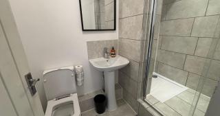 Contractor Workforce Accommodation - 5 Bedrooms Perfect For Work Crews & Groups, WiFi Smart TV's In All Rooms - Parking Sleeps 5-8 Guests - 8