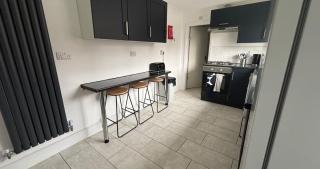 Contractor Workforce Accommodation - 5 Bedrooms Perfect For Work Crews & Groups, WiFi Smart TV's In All Rooms - Parking Sleeps 5-8 Guests - 6