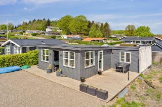 Lovely Bright Holiday Home With Sea View - 0