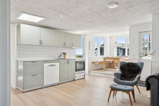 Lovely Bright Holiday Home With Sea View - 2