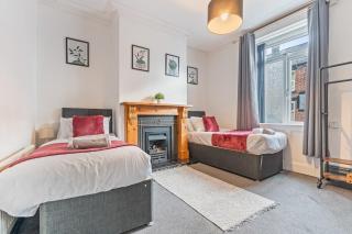 Up-to-date 4-Bed Home with Parking & WIFI - Perfect for Families & Contractors - 3