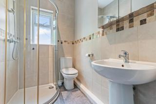 Spacious Premium 4-Bed Home with Parking - Long -Term Stay Ready - 5