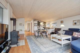 Pool House With Space For Relaxation - 2