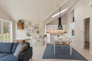 Modern Holiday Home With Large Garden Near Beach - 9