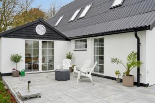 Stay Comfortably In Scenic Surroundings - 1