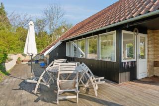 Idyllic Holiday Home Near Cliffs And Beach - 4