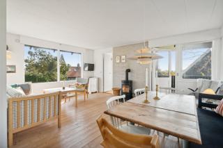 Idyllic Holiday Home Near Cliffs And Beach - 1