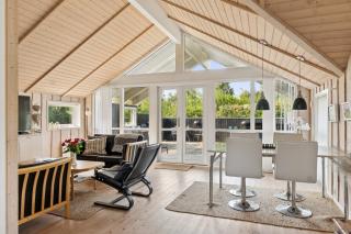 Cozy Cottage Near Beach With Fenced Garden - 6