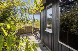 Simple Summer Living In Magical Setting - 1