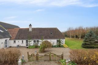 Country Stay In Cosy Farmhouse With Horses - 0