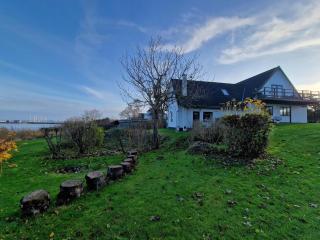 Spacious Waterfront Family Holiday - 6