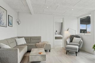 Lovely Holiday Home With Sea View - 5