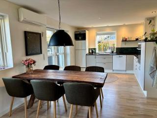 Bright Holiday Home In Green Surroundings - 1