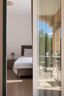 Villa Renata -Pool, Large Garden & Free Parking, 2 Minutes Walk from The Beach - 9