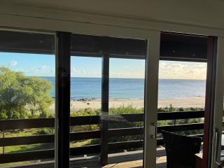 Front-Row Holiday Home With Sea View - 9