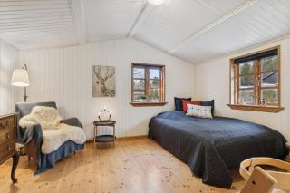 Cozy Cottage Near Swimming Lake - 1