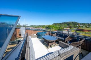 Penthouse with Rooftop Terrace & Balcony - 1