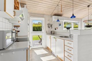 Charming Holiday Home Near The Beach - 8