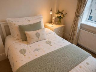 Island & Harbour Views Large Balcony Free Parking - 3