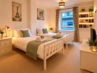 Island & Harbour Views Large Balcony Free Parking - 6