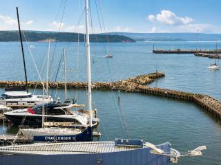 Island & Harbour Views Large Balcony Free Parking - 9