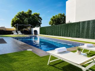 Lux Villa with Year-Round Heated Pool & Game Room - Montequinto - 8