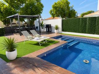 Lux Villa with Year-Round Heated Pool & Game Room - Montequinto - 7