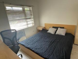 Homestay with queen bedroom inc table and chairs - 5