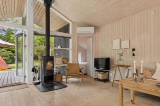 Charming Beach Retreat With 3 Bedrooms Sleeps Six - 7