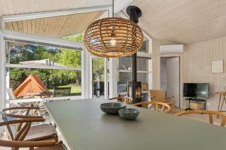 Charming Beach Retreat With 3 Bedrooms Sleeps Six - 3