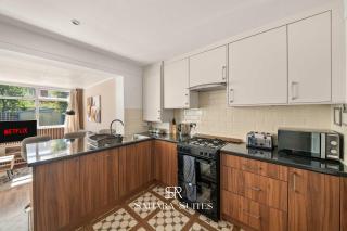Spacious 4BR Reading House - Sleeps 8 - Free Parking - 8
