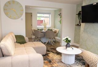 Modern 2BR Home for Families & Groups - 1