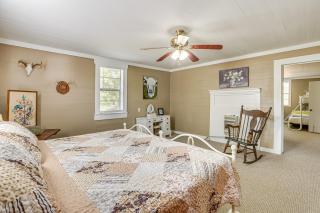 Lineville Homestead Retreat! Farmhouse & Cottage - 1