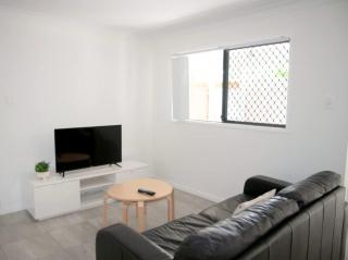 Spacious 3 bedroom unit in Loganlea - 8