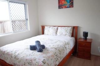 Spacious 4 bedrooms house in Springfield lakes - 1