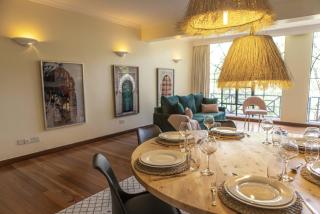 Riverside Park Lush Oasis – 2 Bed Home Office - 1