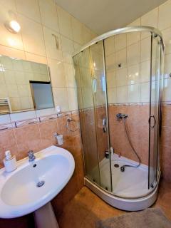 The Byala Escape, Private Villa with Bar & Hot Tub - 1