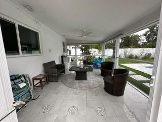 Pool house a mile from the beach - 8