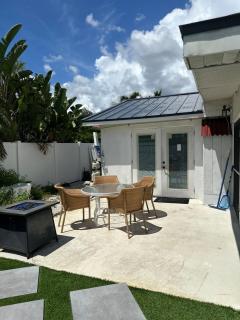 Pool house a mile from the beach - 7