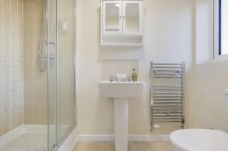 Contractor House - Driveway Van Parking Fast Wifi Laundry Facilities - 3